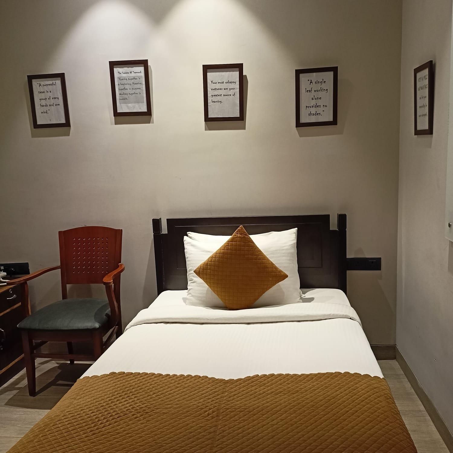 Hotel Cosy Grand, Chanakyapuri By The Cosy 4*